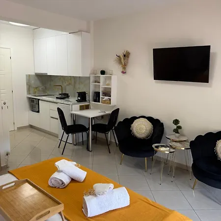 Garnet Flats * Eleftheroupoli